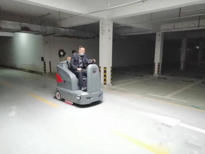 遵义小区物业保洁不用人力改用驾驶式洗地机了